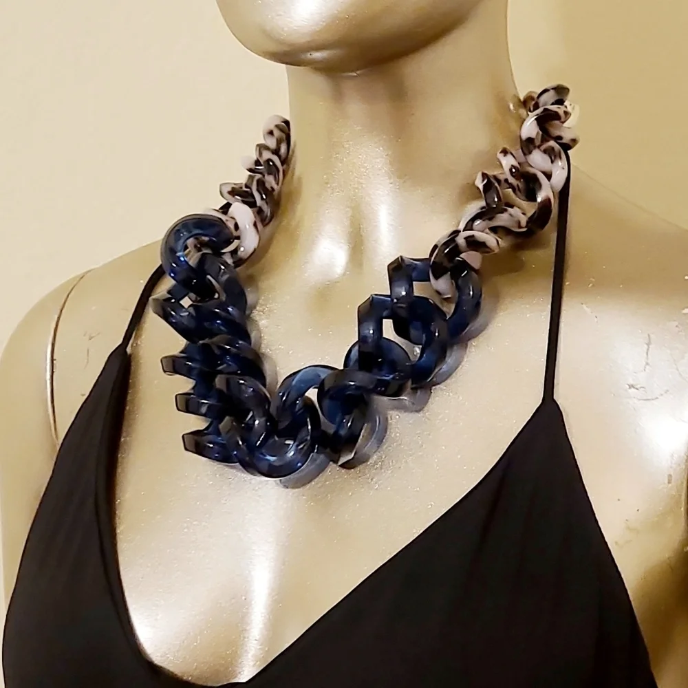 VINTAGE HUGE HENRI BENDEL BLUE LUCITE CHUNKY LINK NECKLACE - Picture 9 of 13